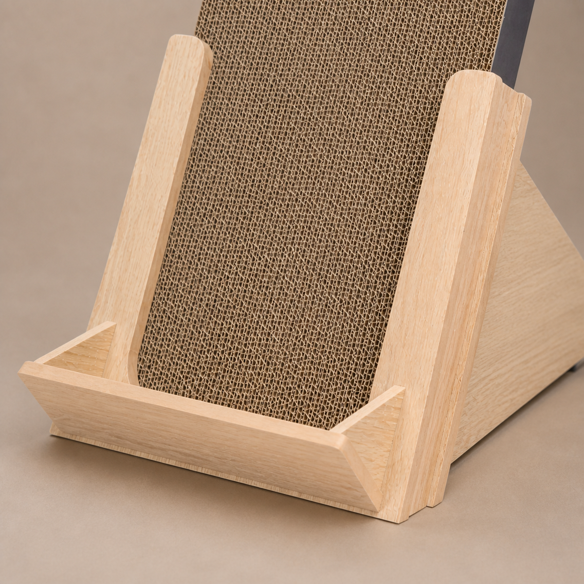 Close view of the front retaining lip and corrugated scratch plane